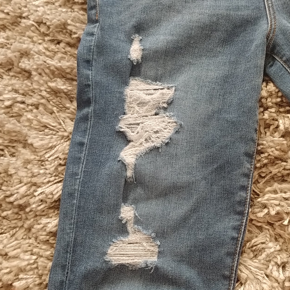 โSOLDโA&F Hi-Rise Ripped Jeans - Picture 4 of 6